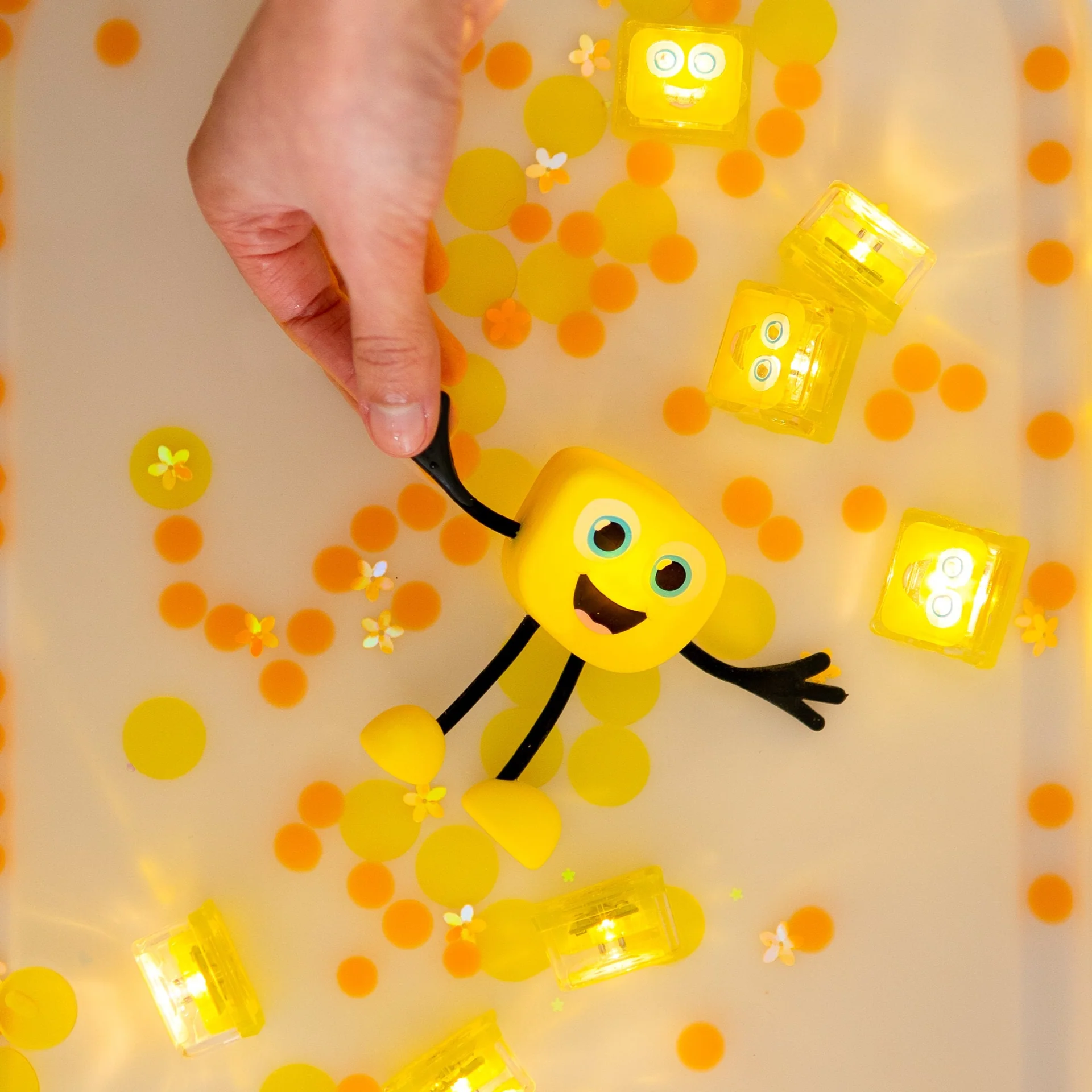 GLO PALS | Pack Personagem + Cubos de Luz Amarelo - Alex - Image 3